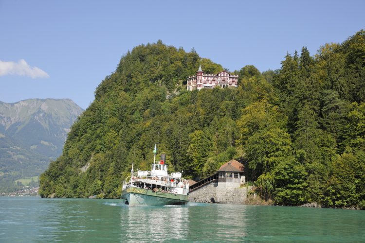 INTERLAKEN - Das Dampfschiff Loetschberg legt von der Schifflaendte vor dem Hotel Giessbach ab.

The steamboat Loetschberg sets off from the landing stage in front of the Hotel Giessbach

Copyright by Interlaken Tourismus Byline: swiss-image.ch/Jost von Allmen